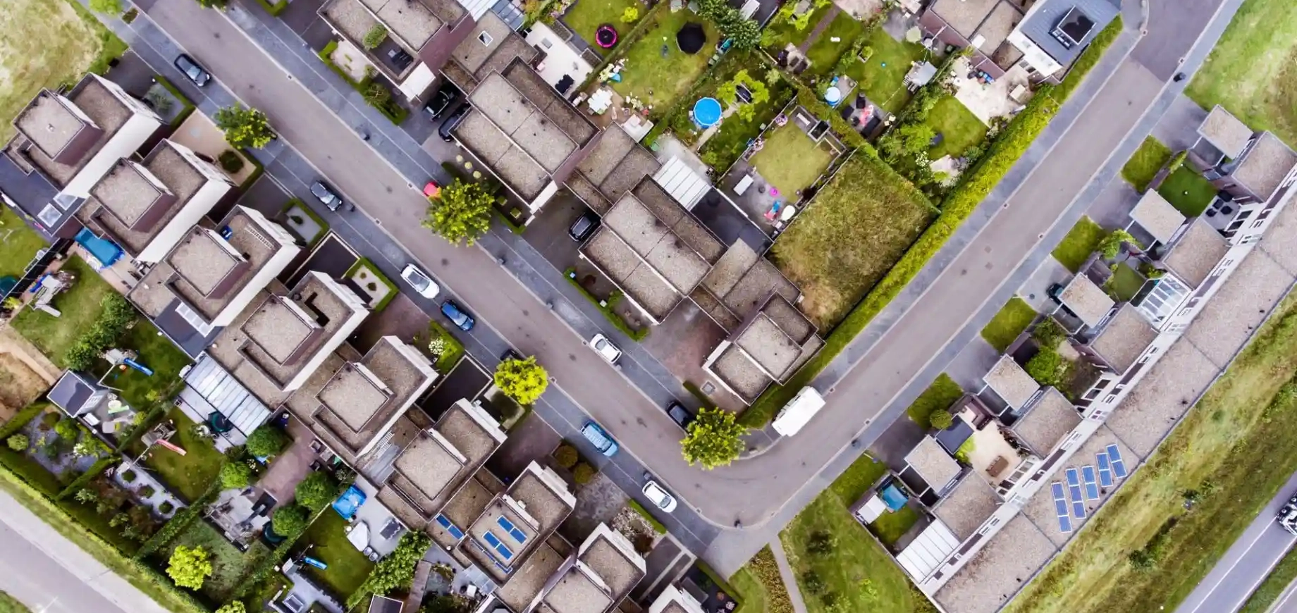 Woonwijk met woningen en straten vanuit de lucht in Nederland