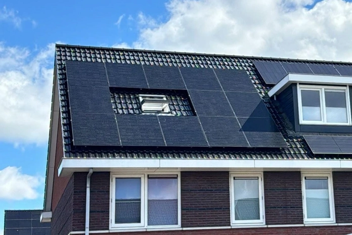 Huis met PVT-panelen op het dak