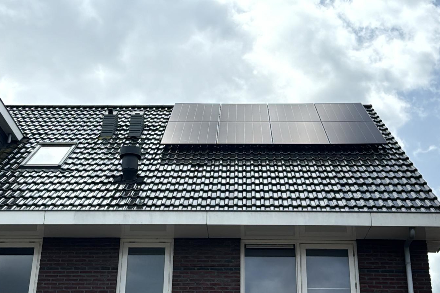 Close up van een dak met PVT panelen van HR energy