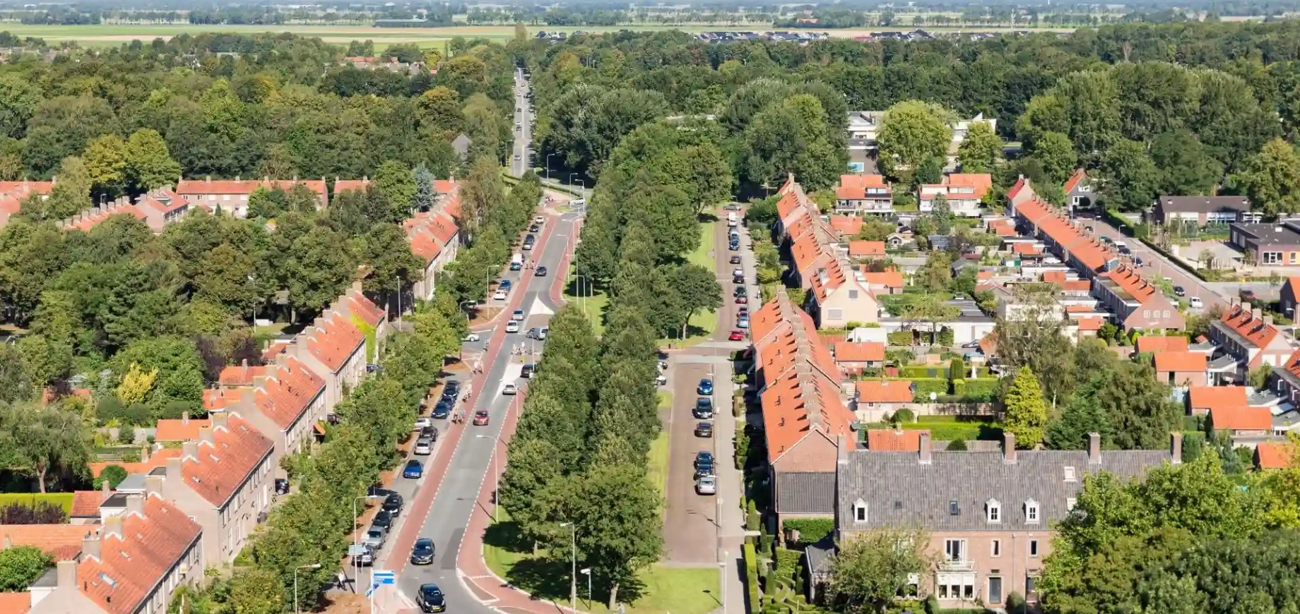 Nederlandse woonwijk vanuit de lucht met woningen