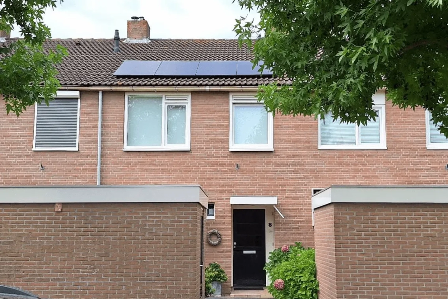 Rijtjeswoning met PVT panelen op het dak