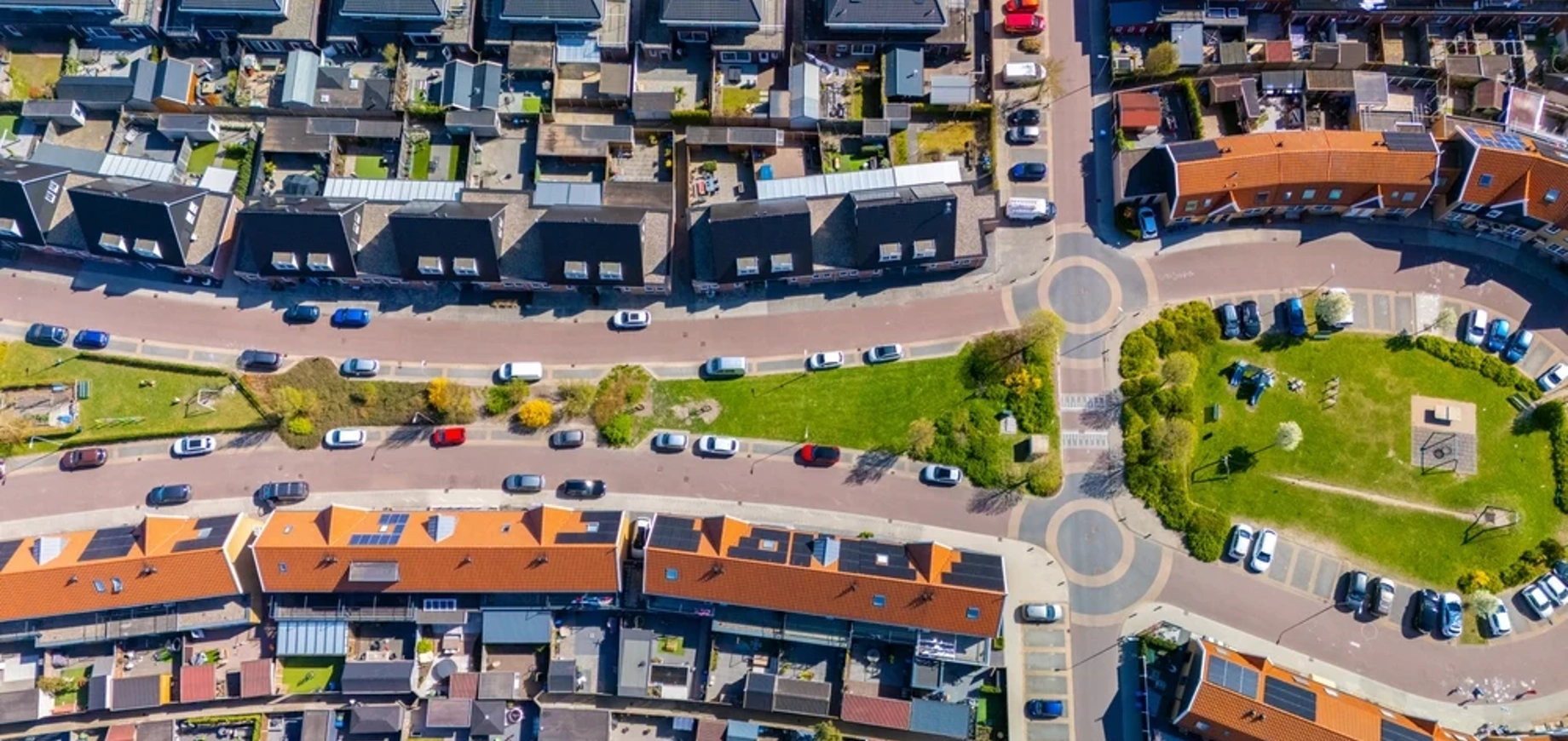Luchtfoto van een Nederlandse woonwijk met huizen, straten en groenvoorziening