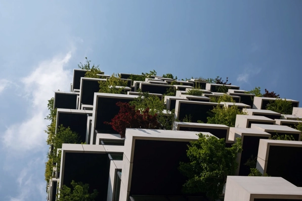 Onderaanzicht van balkons met groene planten