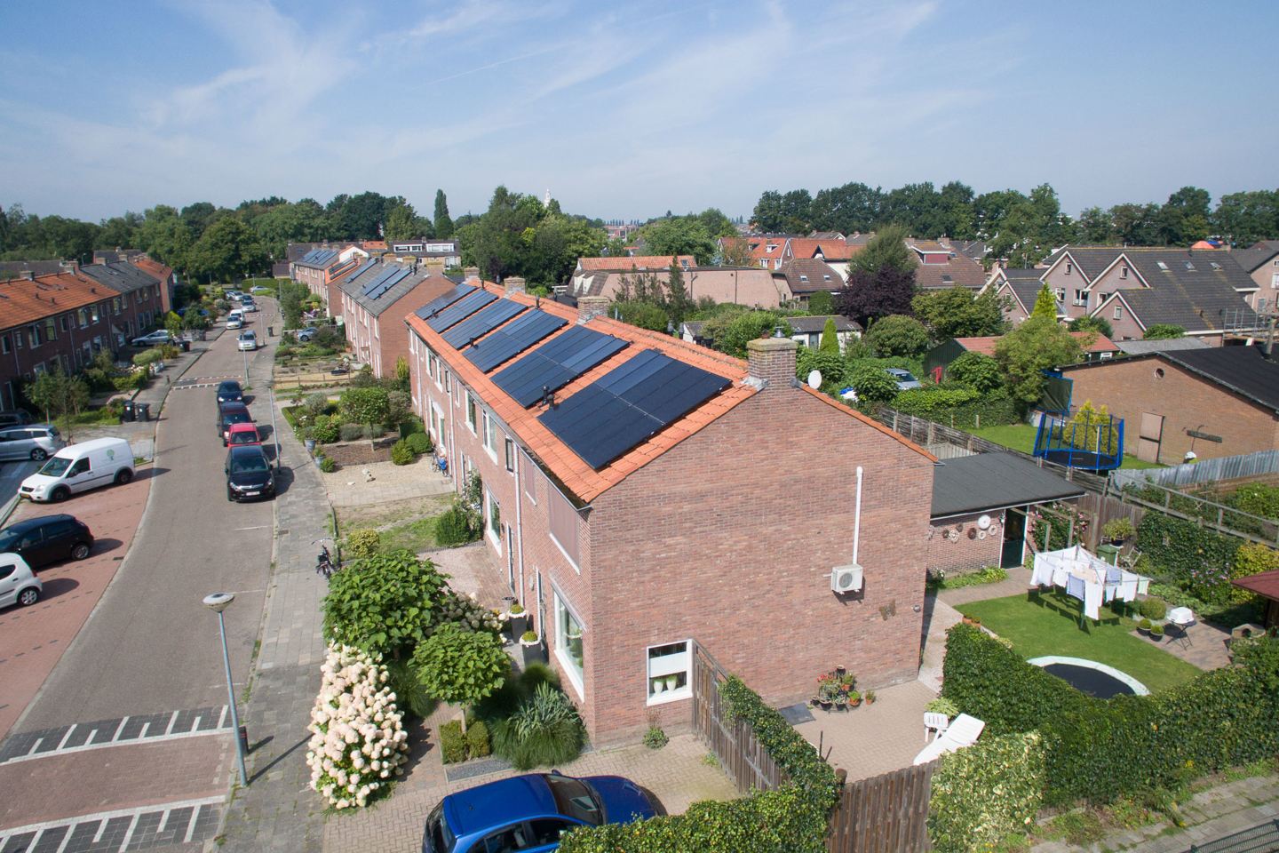 Rijtjeswoningen met zonnecollectoren en zonnepanelen in Nijkerk