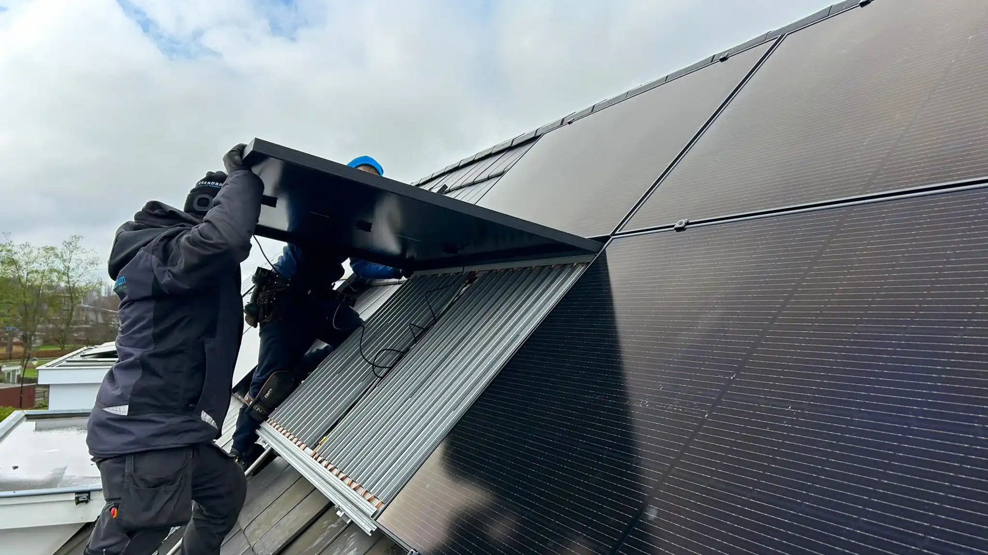 PVT paneel wordt gemonteerd op het dak