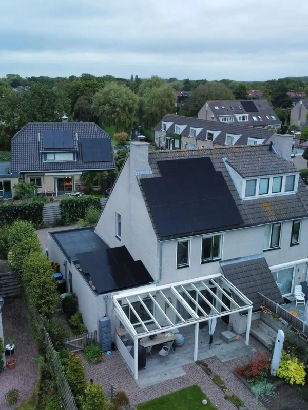 PVT panelen met zonnepanelen op het dak van een vrijstaande woning