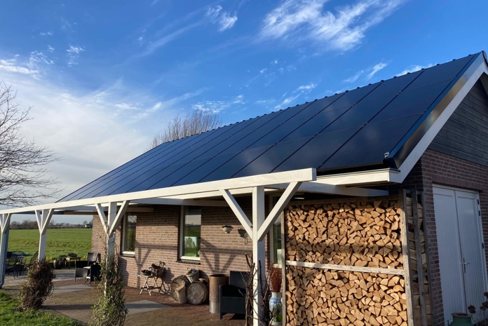 PVT panelen van HR energy met zonnepanelen op een dak in Schipluiden