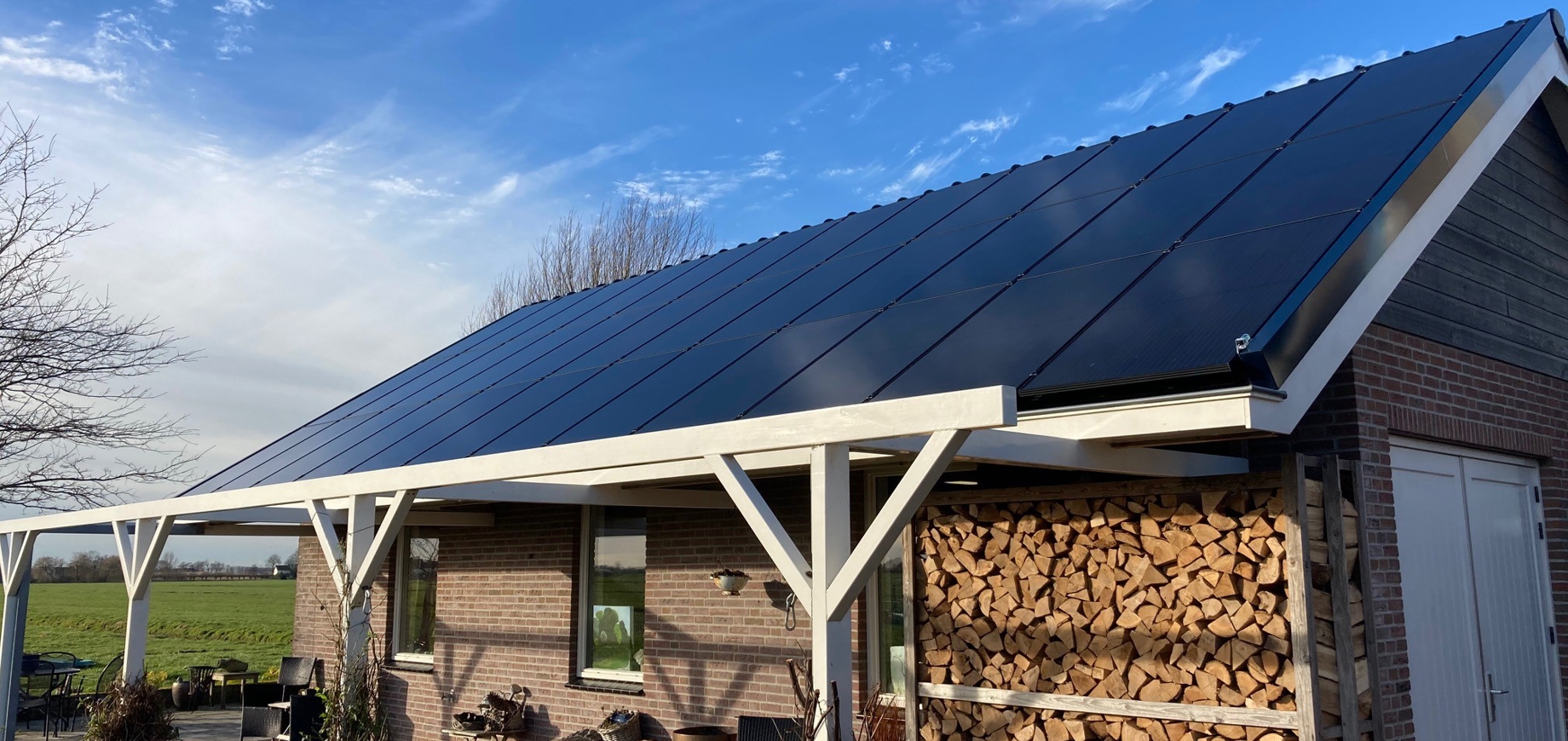 PVT panelen van HR energy met zonnepanelen op een dak in Schipluiden