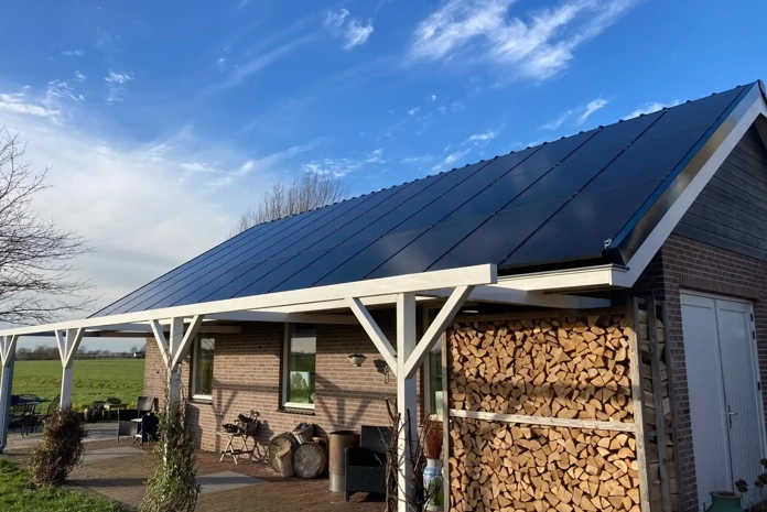 PVT panelen met zonnepanelen op een dak in Schipluiden