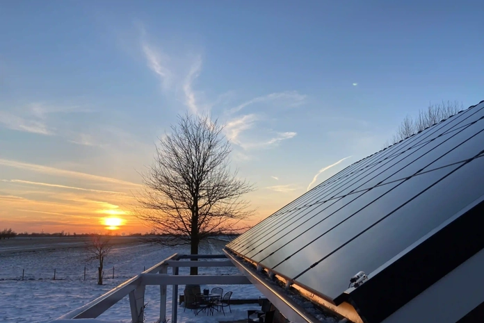 PVT panelen met op de achtergrond de zonsopgang