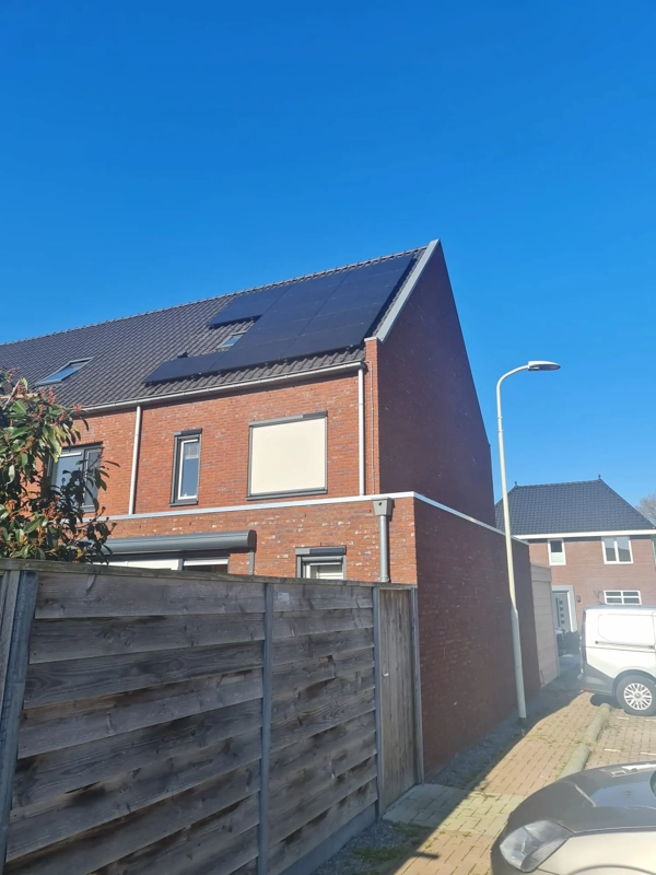PVT panelen op het dak van een woonhuis in Wateringen