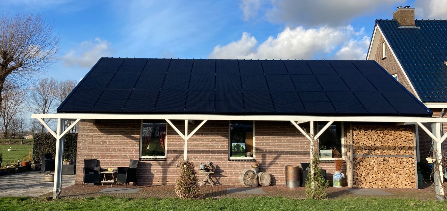 PVT panelen van HR energy met zonnepanelen op een vrijstaande woning 