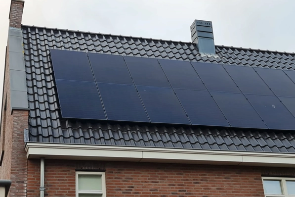 2 rijen PVT panelen op een woonhuis