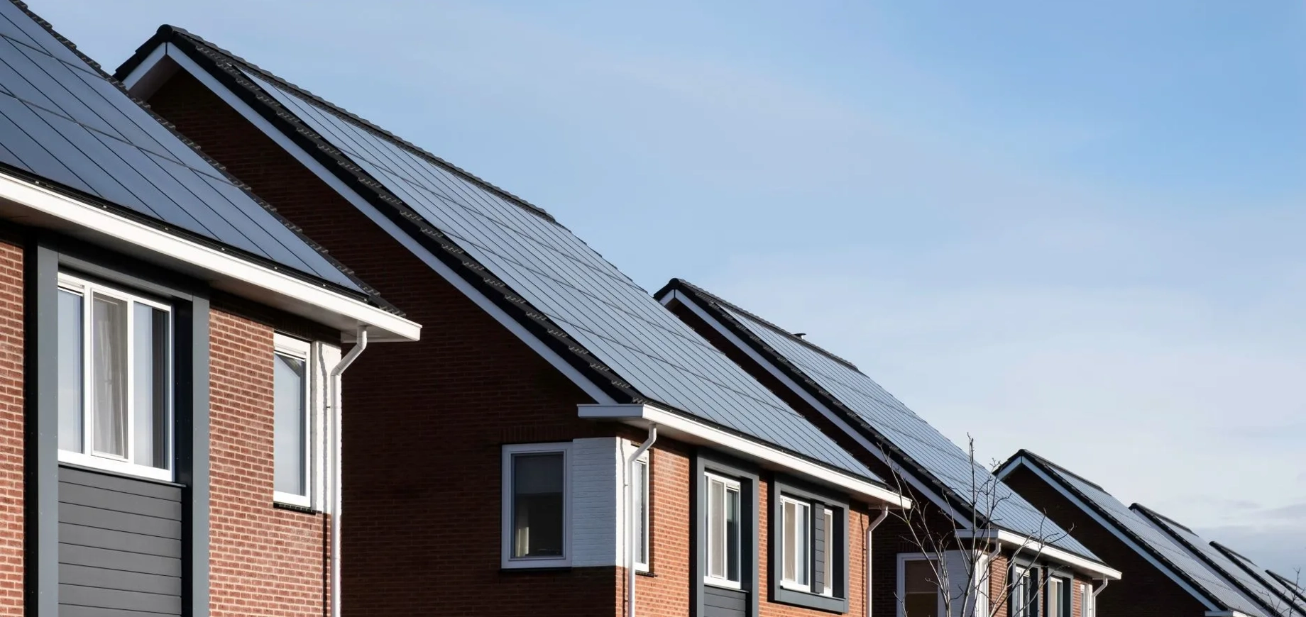 Rijtjeshuizen in Nederland met zonnepanelen op het dak